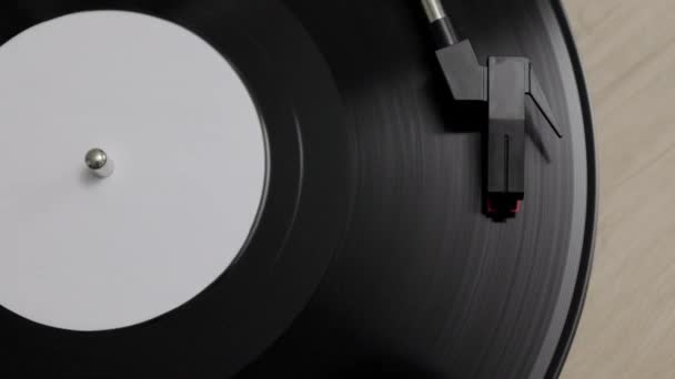 播放音乐的复古乙烯唱机的顶部视图 — 图库视频影像
