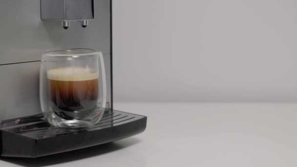 Zbliżenie Ekspres Kawy Podejmowania Espresso Kobieca Ręka Biorąc Filiżankę Kawy — Wideo stockowe