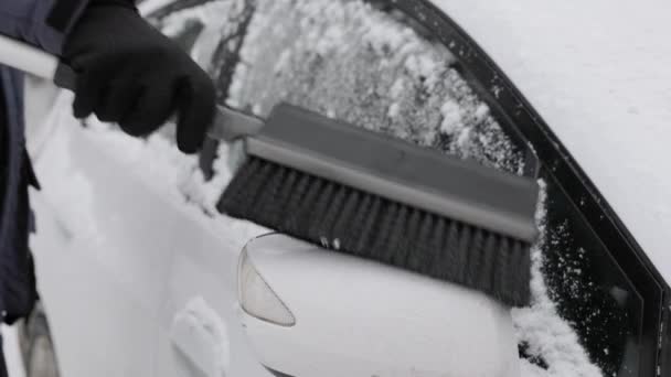 Close Homem Segurando Escova Limpando Carro Após Uma Queda Neve — Vídeo de Stock