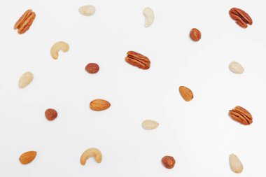 Sağlıklı gıda geçmişi - beyaz üzerinde çeşitli fındıklar