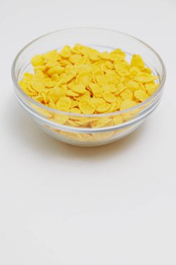 Mısır gevrekli cam kase ve beyaz üzerine kopya alanı