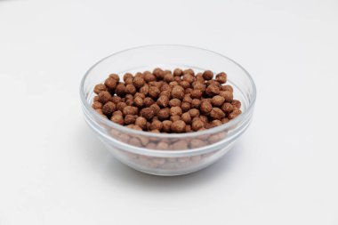 Çikolatalı gevrek kahvaltı topları cam kasede beyaz üzerine