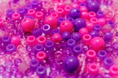 Farklı boyutlarda mor ve pembe boncuklara yakın durun.