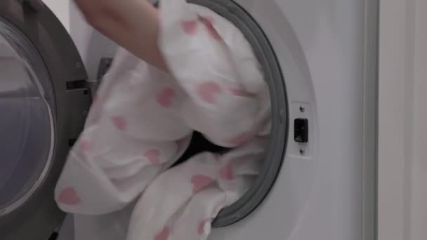 Frauenhände Bringen Schmutzige Wäsche Die Waschmaschine — Stockvideo