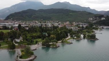 Garda Gölü yakınlarındaki güzel İtalyan kasabası Riva del Garda 'nın hava manzarası, 4K görüntü.