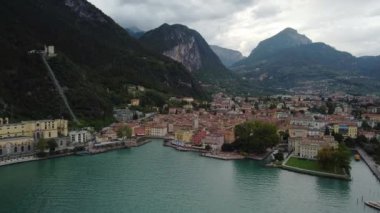Riva del Garda, Lago di Garda, İtalya - 30 Ağustos 2023: Riva del Garda 'nın güzel hava manzarası - İtalya' da Garda Gölü yakınlarındaki eski bir kasaba, 4k görüntü