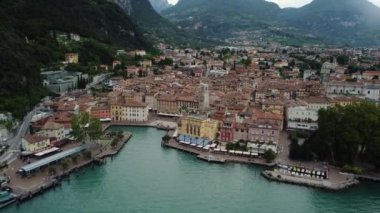 Riva del Garda, Lago di Garda, İtalya - 30 Ağustos 2023: Riva del Garda 'nın güzel hava manzarası - İtalya' da Garda Gölü yakınlarındaki eski bir kasaba