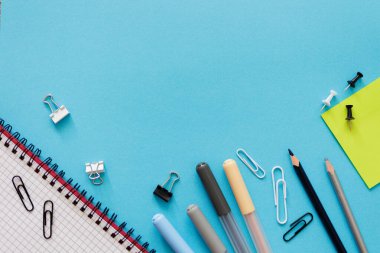 Eğitim veya iş geçmişi - mavi arkaplan üzerindeki kırtasiyenin üst görünümü