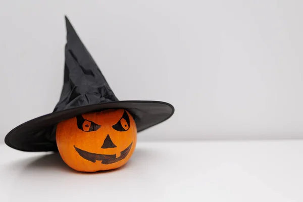 Halloween Orange Pumpkin Scary Face Witches Hat Table Copy Space — Stock Photo, Image