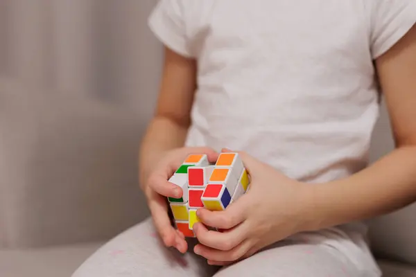 Närbild Liten Flicka Som Leker Med Rubiks Kub Hem — Stockfoto