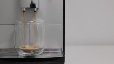 Kahve makinesi espresso dolduruyor. Fotokopi alanlı içecek.