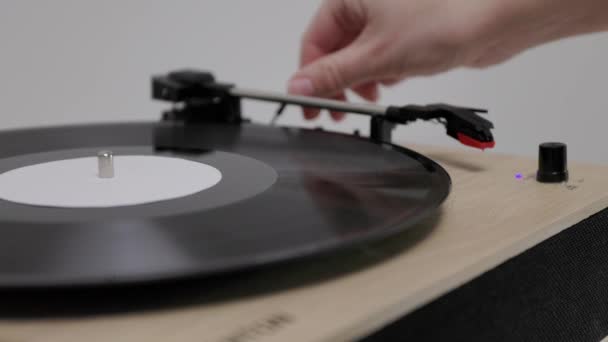 Mão Liga Disco Vinil Vintage Girando Gramofone — Vídeo de Stock