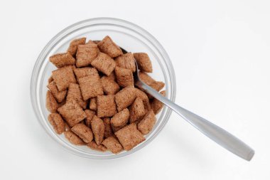 Cam kasede mısır gevreği ve metal kaşıkla bembeyaz.