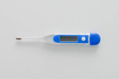 Beyaz zemin üzerinde mavi elektronik modern termometre