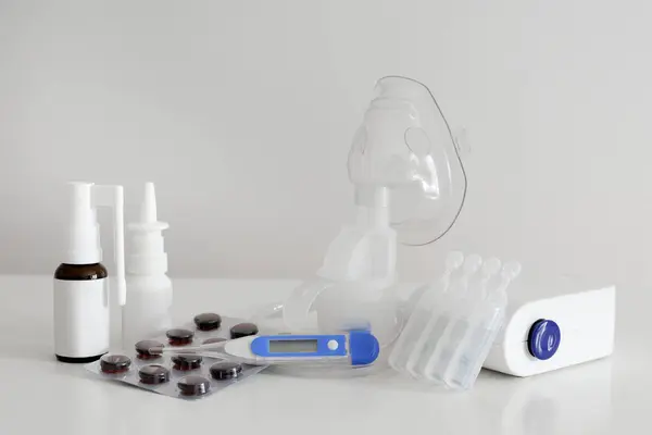 Inalatore Termometro Digitale Spray Nasale Pillole — Foto Stock