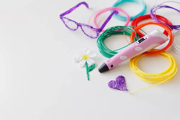 Stylo Kit Filament Plastique Coloré Fleur Lunettes Coeur Sur Fond Photo De Stock