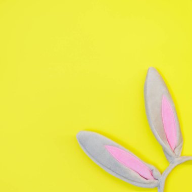 Fotokopi alanı olan sarı bir arkaplanda Paskalya için tavşan kulakları
