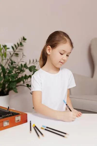 Petite Fille Mignonne Dessinant Quelque Chose Avec Des Crayons Images De Stock Libres De Droits