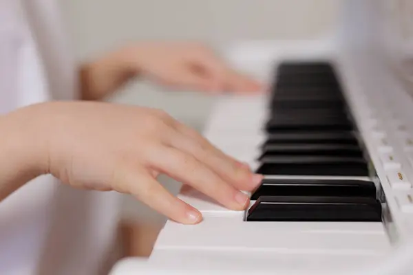 Gros Plan Des Mains Petit Enfant Jouant Piano Image En Vente