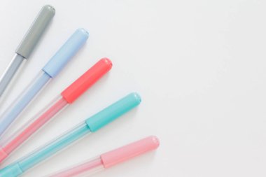 Renkli işaretleyicileri kapat ve beyaz masa arkaplanındaki boşluğu kopyala