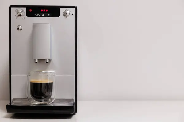 Modern Kaffebryggare Med Glaskopp Espresso Bordet Och Kopiera Utrymme Över Stockbild
