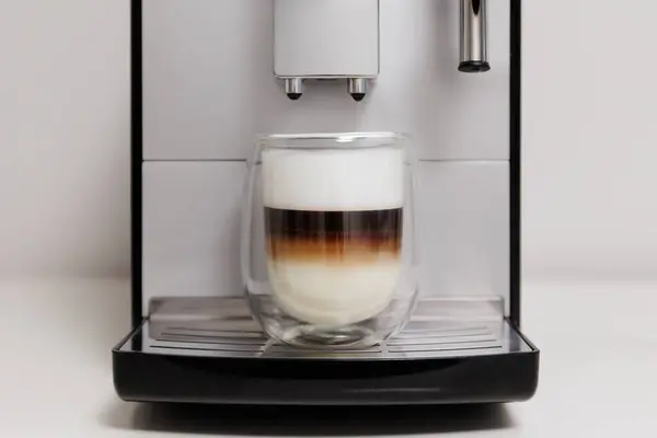 Máquina Café Moderna Com Copo Vidro Duplo Latte Mesa Imagem De Stock