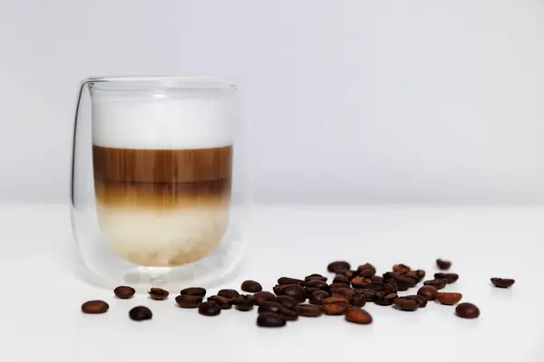 Närbild Glas Färsk Latte Kaffe Med Kaffebönor Vitt Bord Och Stockbild