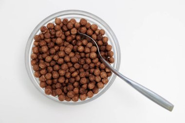 Cam kasede beyaz kaşıkla kıtır kıtır çikolatalı kahvaltı topları.