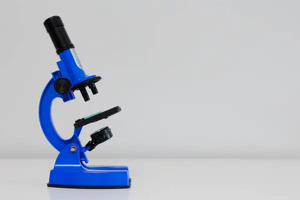 Microscope Métal Bleu Debout Sur Table Avec Espace Copie Images De Stock Libres De Droits