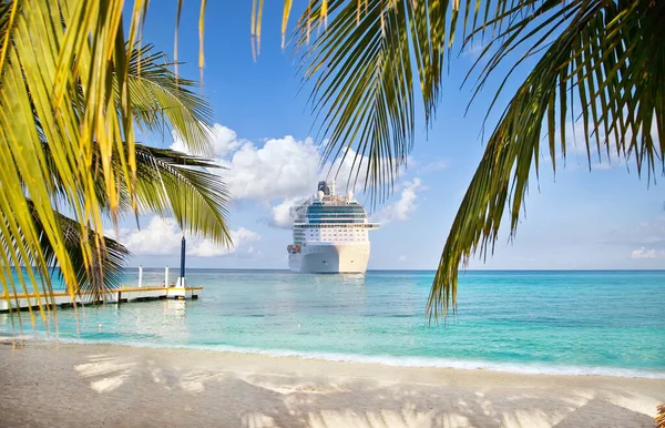 View Tropical Beach Cruise Ship Sailing Port — Stock Photo, Image