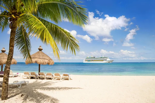 Uitzicht Vanaf Tropische Strand Cruiseschip Zeilen Vanuit Haven — Stockfoto