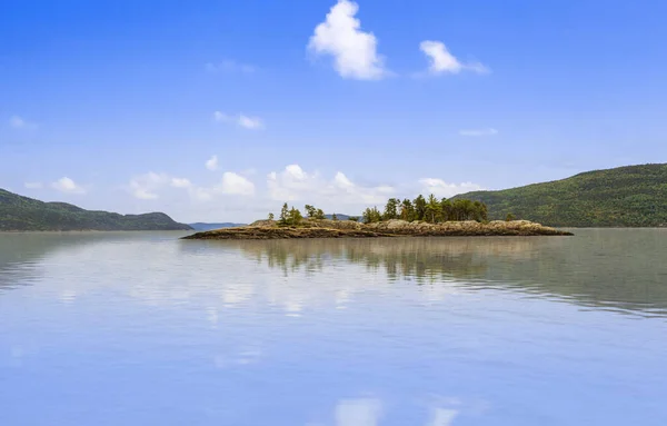 Vista Porto Com Ilha Rochosa Dia Ensolarado Imagens De Bancos De Imagens Sem Royalties