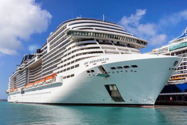 Nassau, Bahamalar - 30 Ocak 2023: MSC Meraviglia yolcu gemisi güneşli bir günde limana yanaştı. MSC Meraviglia, Avrupalı bir gemi sahibi için yapılmış en büyük yolcu gemisi..