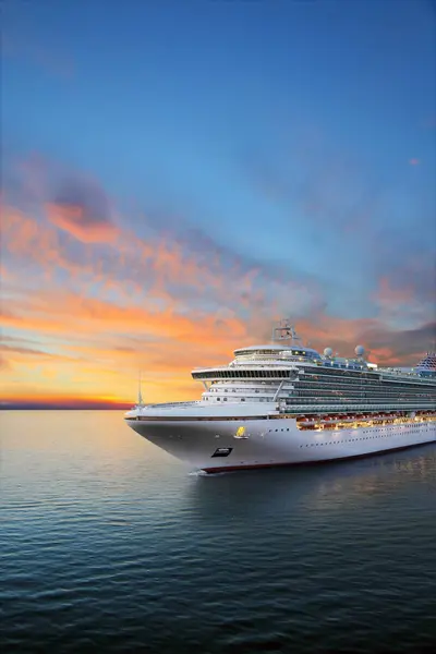 Luxe Cruiseschip Varen Naar Haven Bij Zonsopgang Stockfoto