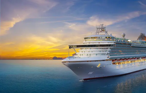 Розкішний Круїзний Корабель Пливе Порту Сході Сонця Ліцензійні Стокові Фото
