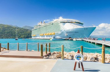 LABADEE, HAITI - 3 Şubat 2023: Kraliyet Karayip yolcu gemisi Haiti 'deki Labadee limanına yanaştı 