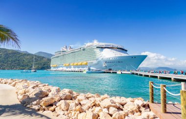 LABADEE, HAITI - 3 Şubat 2023: Kraliyet Karayip yolcu gemisi Haiti 'deki Labadee limanına yanaştı 