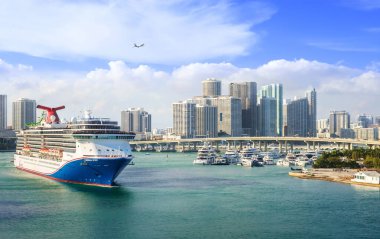 MIAMI, ABD - 23 Ocak 2023: Limandan denize açılan Karnaval Ruhu ile Miami şehir manzarasına bakın 