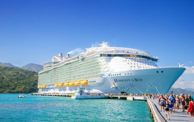 LABADEE, HAITI - 3 Şubat 2023: Kraliyet Karayip yolcu gemisi Haiti 'deki Labadee limanına yanaştı 