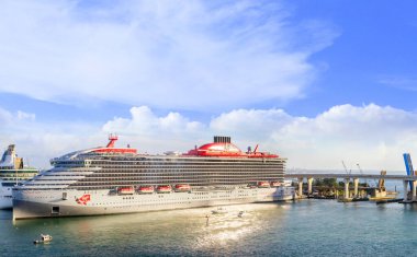 MIAMI, ABD - 23 Ocak 2023: Güneşli bir günde limana yanaşan Virgin Valiant Lady gemisiyle Miami şehir manzarasına bakın