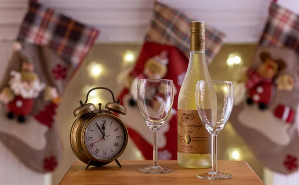 Şampanya ve yılbaşı süsleri