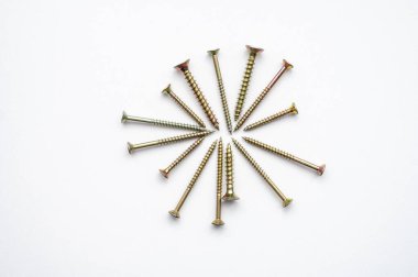 Beyaz zemine saçılmış vidalar.. 