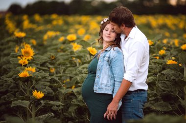 Yeni bir hayatın doğuşu. İki genç insanın aşkı. Hamilelik. 