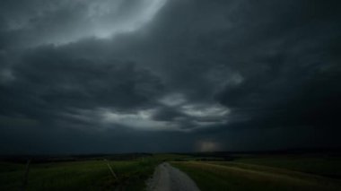 Bir tarlanın üzerinde fırtına bulutları ideosu. Cehenneme giden yol..
