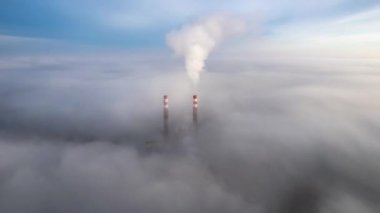 Kömürle çalışan bir elektrik santrali havaya duman yayıyor. Zaman atlamalı video. Elektrik santralinin bacaları tütüyor.. 