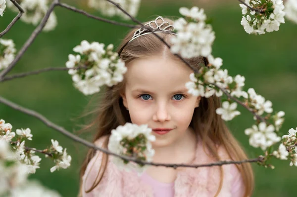 Hada Primavera Una Bailarina Huerto Floreciente Hermosas Flores Blancas Chica —  Fotos de Stock