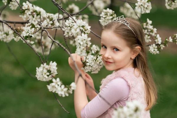 Primavera Acerca Naturaleza Despierta Una Chica Rubia Entre Los Árboles —  Fotos de Stock