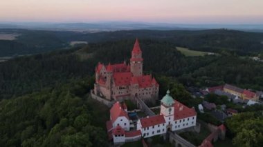 Çek Cumhuriyeti, Moravya 'daki Bouzov Kalesi' nin klibi. Gün batımında güzel peri masalı şatosu. 