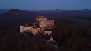 Çek Cumhuriyeti 'ndeki Buchlov Kalesi' nin hava görüntüleri. Güney Moravya 'daki Buchlov Kalesi' nde sonbahar.