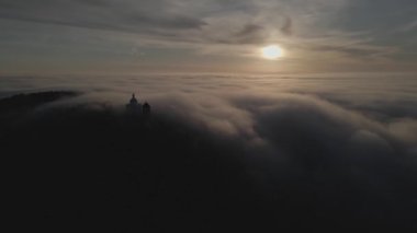 Mikulov 'dan yaz videosu. Svat Kopeek, Güney Moravya, Çek Cumhuriyeti 'nde. Gün doğumunda çevirme.